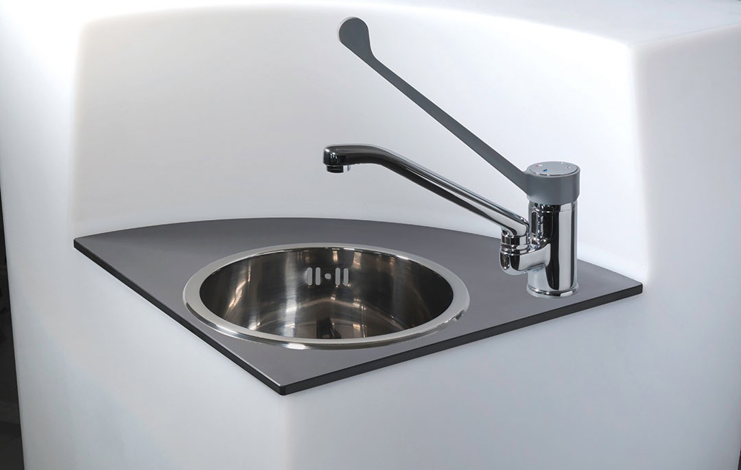 Lavabo con rubinetto, sifone e piano HPL preforato (Kit lavamani)